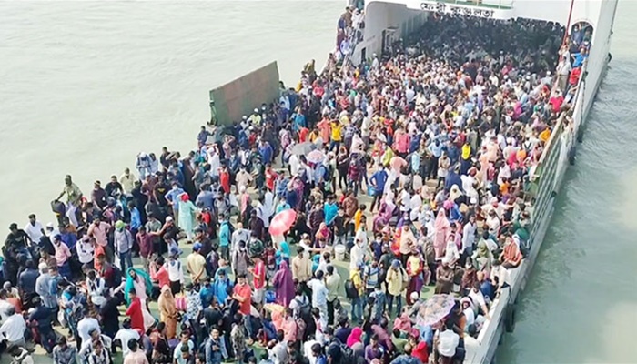 ফেরি ছাড়তে হবে বলে স্লোগান, নিষেধাজ্ঞার মধ্যেই ৩ হাজার যাত্রী নিয়ে ছাড়ল ফেরি